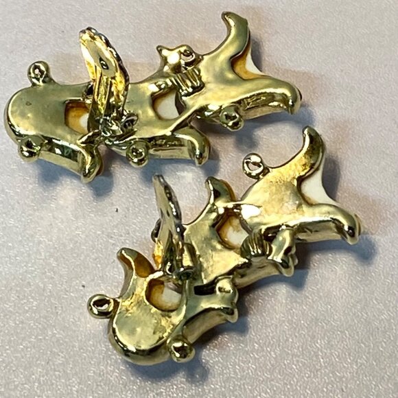 Vintage Clip On Earrings White Thermoset Plastic Flower Petal Motif Gold Tone - Picture 8 of 11